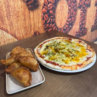 Pizza margarita más  6 empanadas argentinas ¡Promoción limitada!