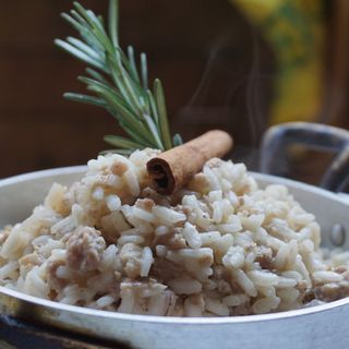 Risotto all'isolana nel pentolino tradizionale di isola della scala