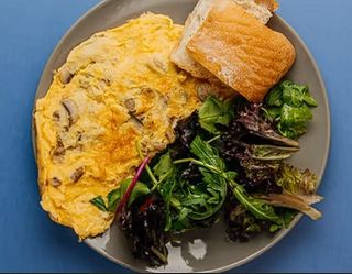 Омлет с цыпленком и грибами