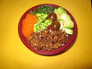 Poke bowl atún cocido teriyaki y sésamo