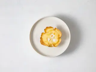 Кошик із омлету з сиром