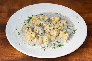 Fiocco de pera y queso dulce con salsa de foie, trufa, champiñones 