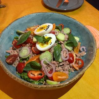 თინუსის სალათი ზეთისხილით