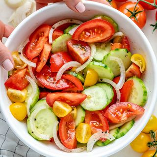 Salata de rosii si castraveti