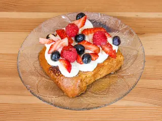 French Toast Con Nata, Miel Y Fruta