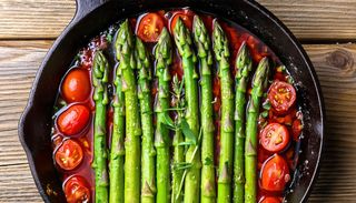 Sparanghel cu rosii cherry