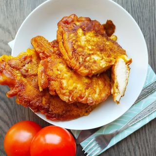 Filet z kurczaka w cieście z ryżem i surówką