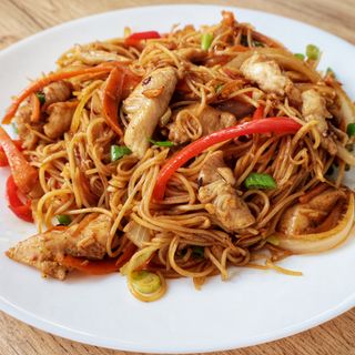 Noodles prajite cu carne de pui