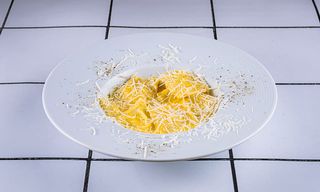 რავიოლი გოგრით ნაღების სოუსში