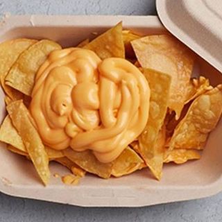 NACHOS CON SALSA DE QUESO CHEDDAR