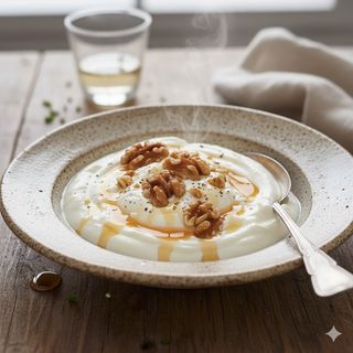 Цедено кисело мляко с мед и орехи