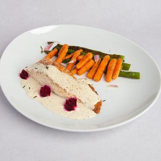 Stek z łososia ze szparagami i sosem śmietanowym