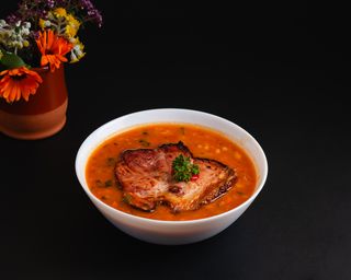 Fasole prăjită cu ciolan afumat și castraveți murați