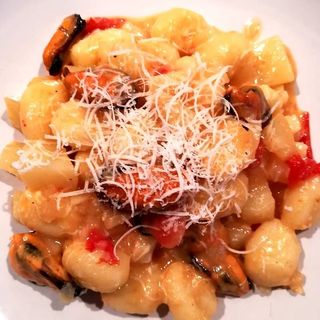 Gnocchi cozze e fiori di zucca e pecorino