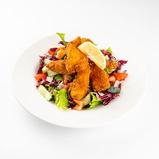 Salata sa štapićima puretine paniranim u kukuruznom brašnu