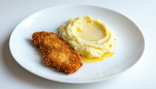 Snitel de pui cu piure de cartofi