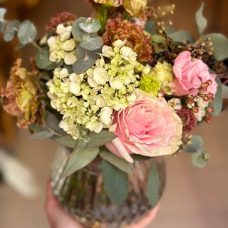 Jarroncito de flor variada tonos suaves 