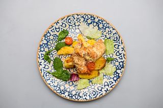 Rulou de pui cu caşcaval și cartofi aromatizaţi