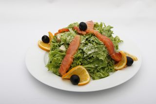 სალათი ცეზარი ორაგულის ხორცით