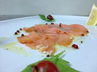 Carpaccio di salmone afumicato e rucola