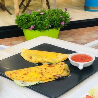 Quesadilla De Mozzarella Con Berenjena Y Calabacín