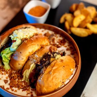 Burger Double Trouble Beef + Soda & Tenders