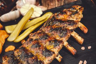 Coaste afumate cu sos de usturoi si ierburi aromate 500 g