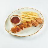Курячий шашличок та гарнір картопля фрі(210г)
