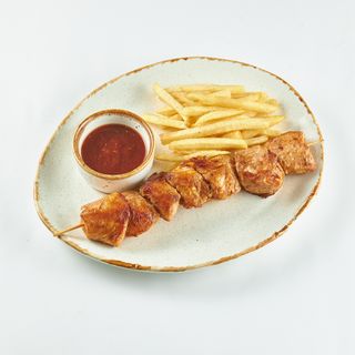 Курячий шашличок та гарнір картопля фрі(210г)