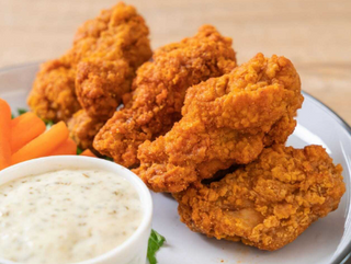 Plato principal de alitas fritas (6 uds.)