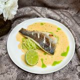 Biban cu spaghetti din zucchini și sos Tom yam