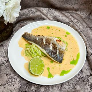 Biban cu spaghetti din zucchini și sos Tom yam