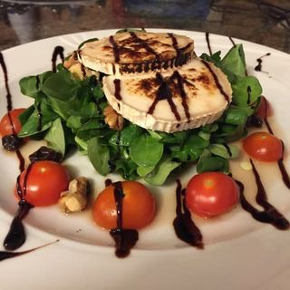 Ensalada De Canónigos Y Rulo De Cabra