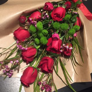 San valentino 9 rose con verde e complementi