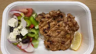 Пилешка пържола на скара с гръцка салата (400г)