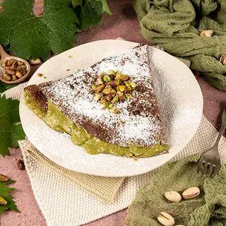 Clatita din aluat cu cacao, crema de fistic si fistic intreg