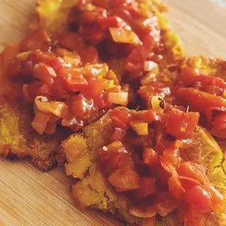Patacones Con Guiso (Ración)
