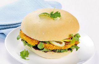 Pane arabo con cotoletta, edamer, insalata e salsa