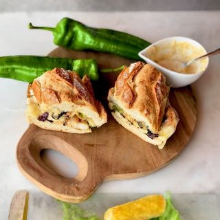 Bocadillo De Pechuga De Pollo Con Pimiento Y Queso