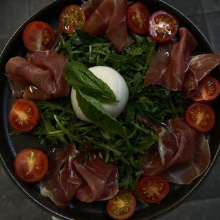 Burrata cu rucola, rosii cherry