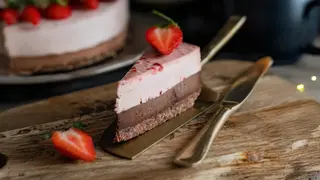 Tort cu ciocolata si capsuni