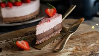 Tort cu ciocolata si capsuni