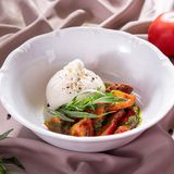 ბურატა პომიდვრით და ტარხუნის პესტოთი 