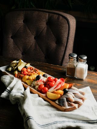 Закуска из селедки и домашних солений (745г)