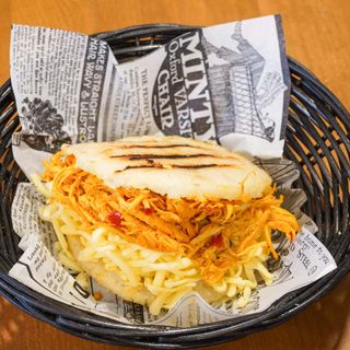 Arepa pollo mechado con queso