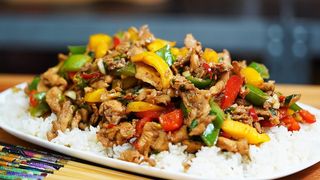 Pui chinezesc servit cu orez basmati