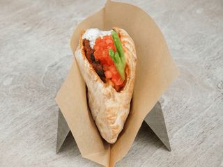 Піта з бараниною та лимонно-йогуртовим соусом з часником (400g)