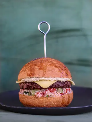 Dečko koji obećava burger posno vege