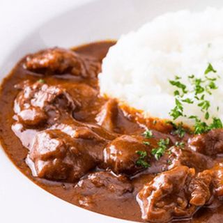 Manzo al curry con riso bianco e patate 