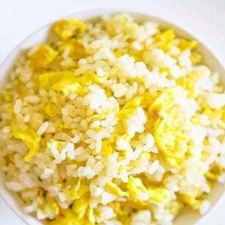 Arroz frito con huevo